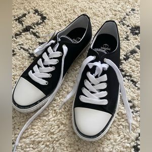 Women’s Calvin Klein casual sneaker, size 8.5